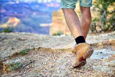 一个年轻人在大峡谷边缘徒步旅行