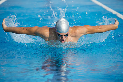 年轻的男子职业游泳运动员蝶泳