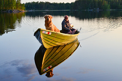 狗和人在湖上的船上