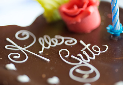 生日快乐巧克力蛋糕和罗丝