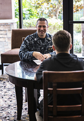 青少年与美国海军征兵人员交谈