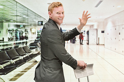 微笑的商人在机场挥手