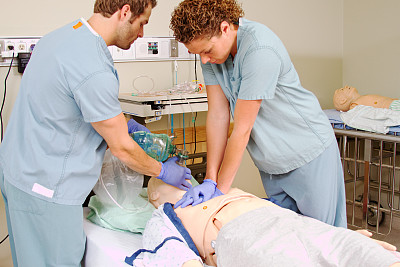 两名工作人员在人体模型上练习心肺复苏