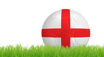 绿色草地上的足球上有英国国旗的颜色