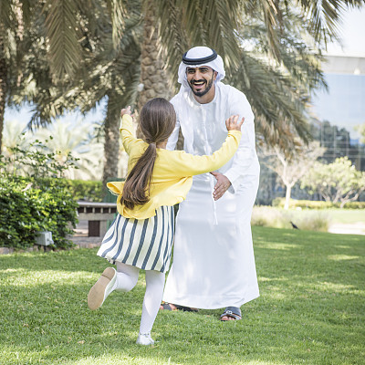 阿拉伯酋长国的女儿投入父亲的怀抱