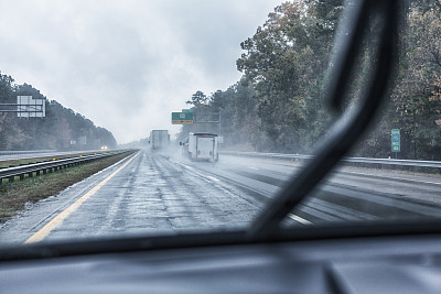 暴雨期间，高速公路跟随商业卡车行驶