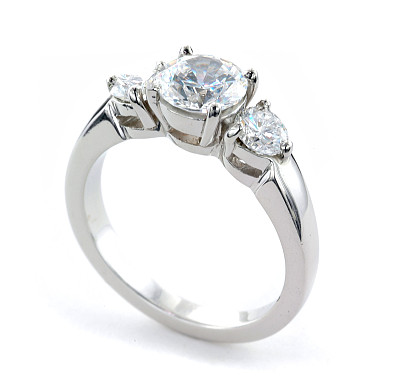 女人的钻石和白金结婚戒指