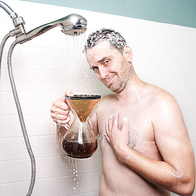 男人在淋浴时煮咖啡