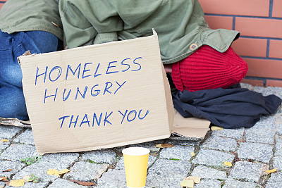 无家可归、饥肠辘辘的穷人