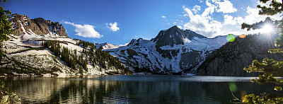 宽全景科罗拉多山雪团湖太阳耀斑