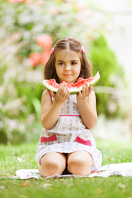 小女孩吃西瓜