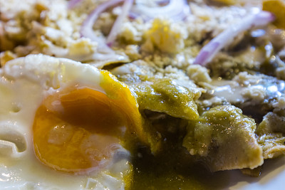 奇拉奎莱斯，鸡蛋和豆子