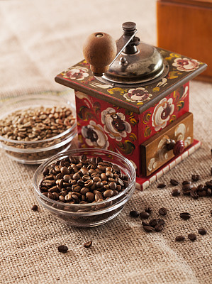 用咖啡研磨机磨咖啡豆