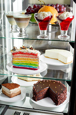 冰箱里有水果蛋糕和甜点