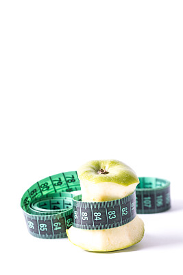 青苹果芯和卷尺。饮食概念