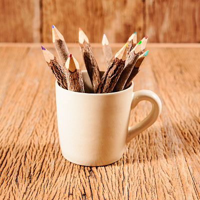 咖啡杯里用树枝做成的彩色铅笔