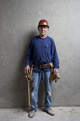 老建筑工人和他的工具