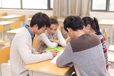 一群大学生在教室里学习