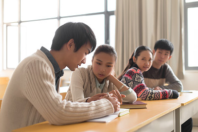 一群大学生在教室里学习