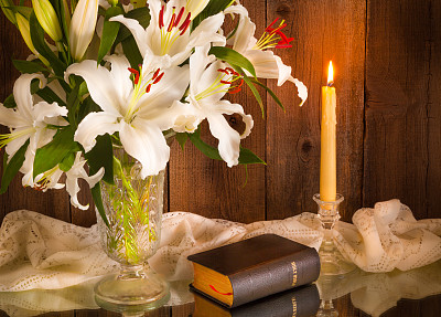 白百合花束，蜡烛，圣经和花边(P)