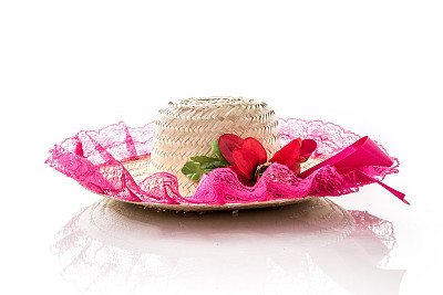 桌子上的巴西草帽(节日朱尼纳主题)
