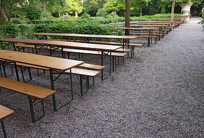 木制的桌子和长凳在一个典型的德国啤酒花园