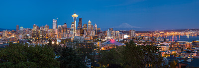 西雅图市中心的天际线和晚上的雷尼尔山，华盛顿