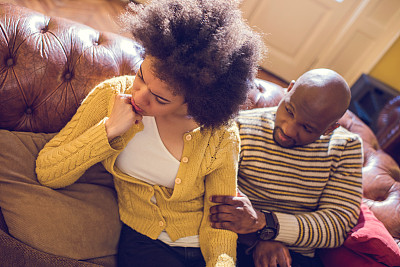 年轻的非洲裔美国夫妇在家里有关系困难。