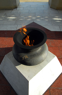 阿塞拜疆，巴库:烈士纪念碑上的永恒火焰