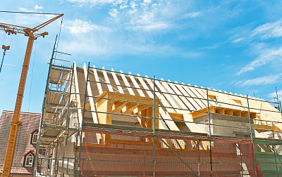 新建筑正在建设中，有脚手架和起重机