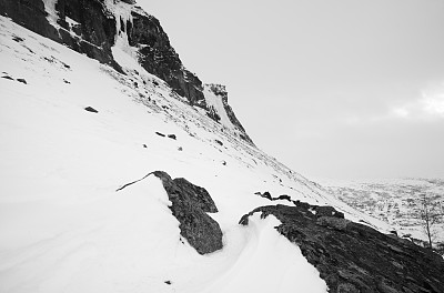 挪威哈当厄国家公园，陡峭的雪山边