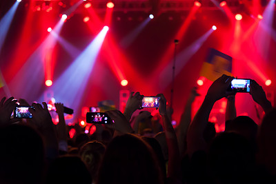 人们在音乐会拍摄视频或照片。