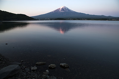 白雪皑皑的富士山，夕阳，川口湖畔