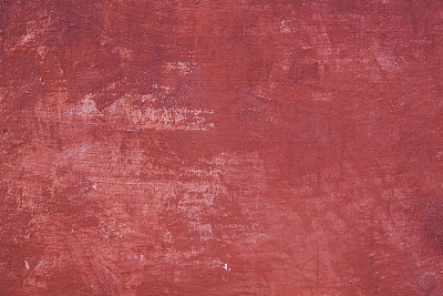 用红色灰泥在部分墙壁上绘制图案