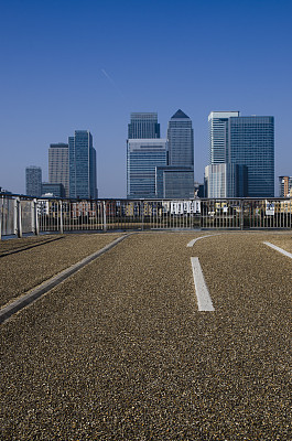 摩天大楼金丝雀码头与道路