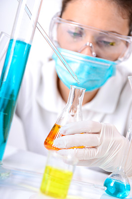 年轻的药学博士在实验室用化学溶液做实验