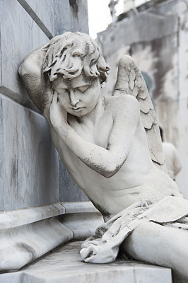 一个天使的雕像，在雷克莱塔墓地