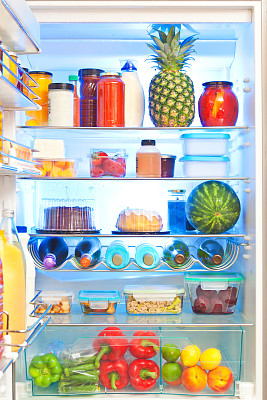打开冰箱，把健康的食物放在里面