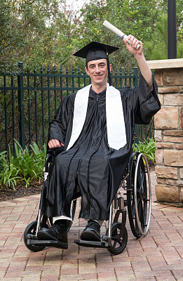 骄傲的轮椅毕业生