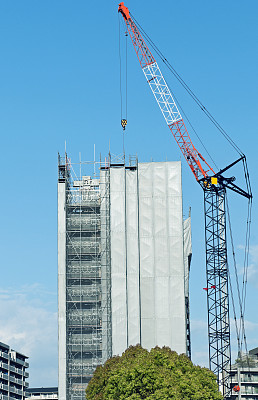 日本大阪建筑工地上的起重机