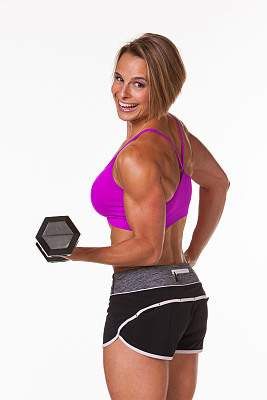 非常适合和有吸引力的健身教练与一个哑铃 非常适合和有吸引力的健身教练与一个哑铃