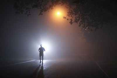 在晚上跑步