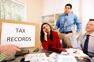 客户很晚才把所得税记录交给会计师。逾期。