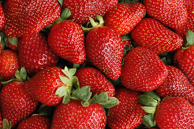 饱满的框架充满完美成熟的草莓