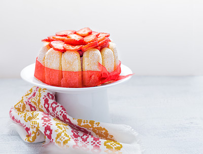 草莓“夏洛特”蛋糕