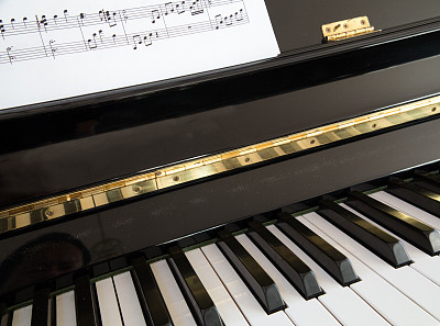 钢琴键盘与音乐