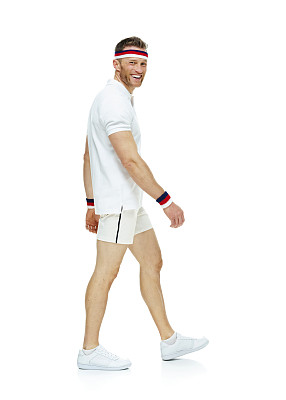 愉快的网球运动员走路