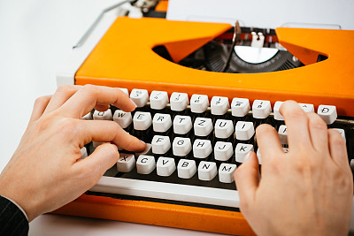 白人女商人在办公室用老式打字机打字