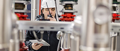 员工在锅炉房注意 员工在锅炉房注意