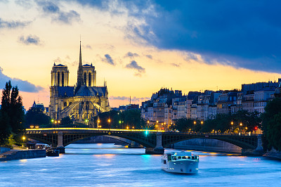 巴黎圣母院大教堂的夜景
